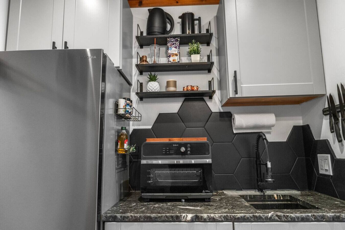 Een koelkast, een oven, een koffiezetapparaat/waterkoker, een waterkoker