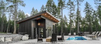 The Glaicer House w/ pool & hot tub