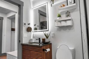 Sèche-cheveux, serviettes fournies, savon, papier toilette