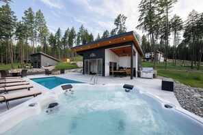 Bañera de hidromasaje al aire libre