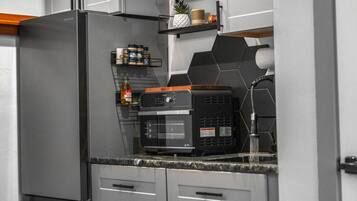 Jääkaappi, uuni, kahvin-/teenkeitin, vedenkeitin