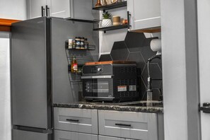 Jääkaappi, uuni, kahvin-/teenkeitin, vedenkeitin