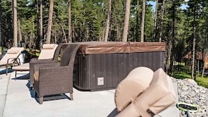 Unclassified image, 4 of 20, button - The Glacier House: Lakeviews, Heated Pool, Hottub (Lakeside)