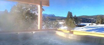 Relaxing Hot Tub, Scenic Views, Minutes to Yellowstone
- Lone Pine Lodge