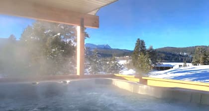 Relaxing Hot Tub, Scenic Views, Minutes to Yellowstone
- Lone Pine Lodge