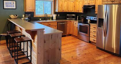 Relaxing Hot Tub, Scenic Views, Mins to Yellowstone
- Lone Pine Lodge