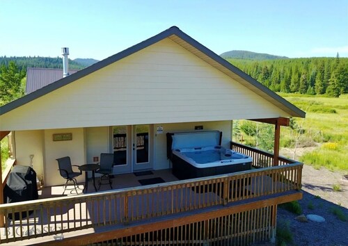 Relaxing Hot Tub, Scenic Views, Mins to Yellowstone
- Lone Pine Lodge