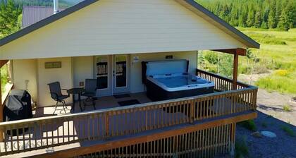 Relaxing Hot Tub, Scenic Views, Mins to Yellowstone
- Lone Pine Lodge