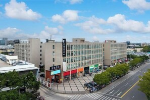 مواقف سيارات مجانية