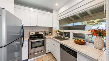 Fridge, microwave, oven, stovetop