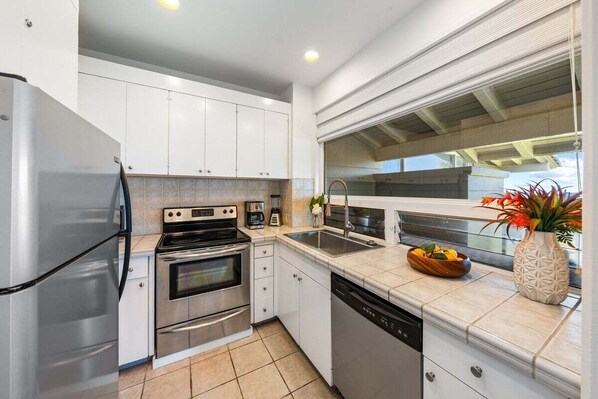 Refrigerador, microondas, horno, placa de cocina