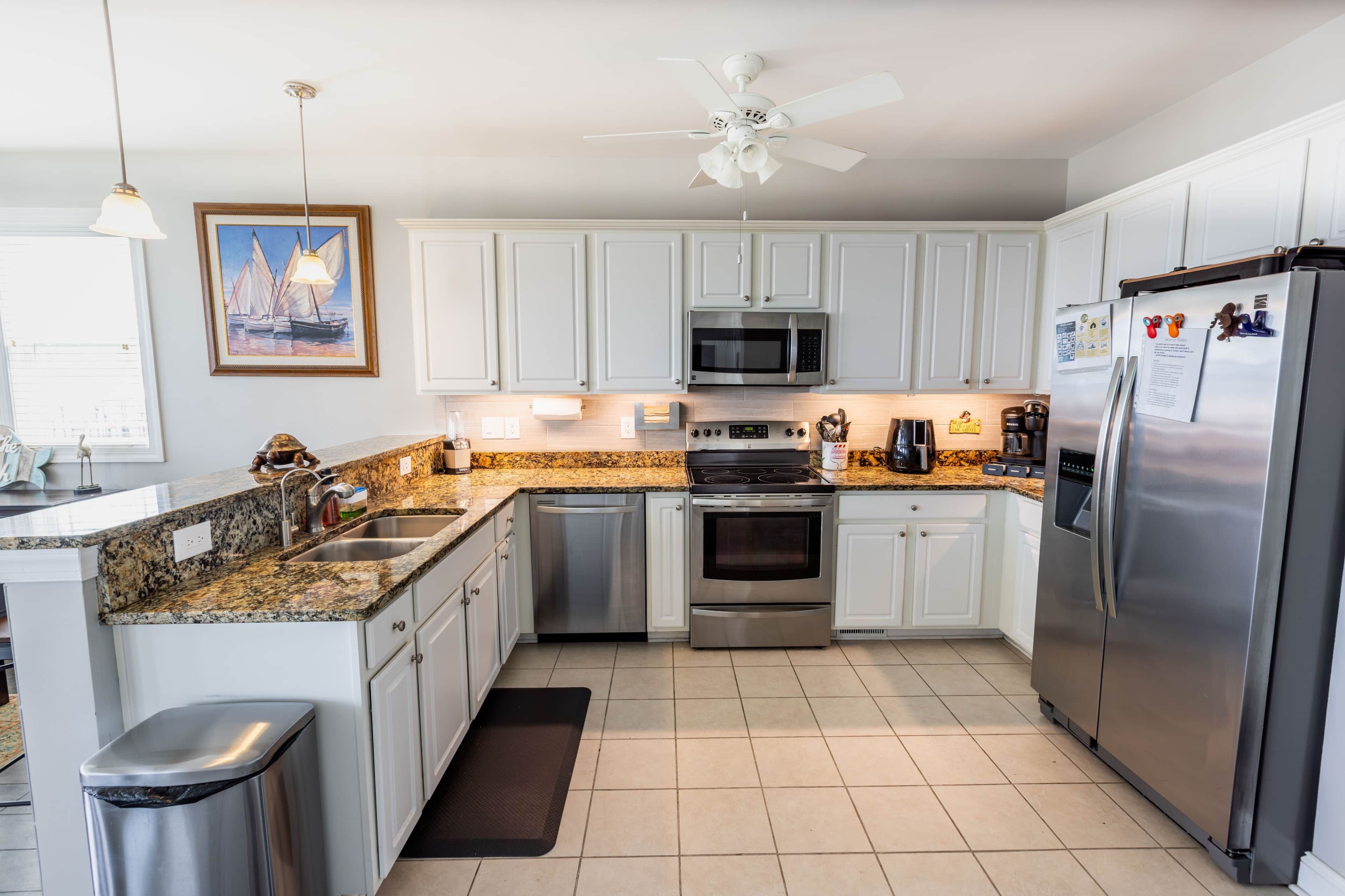 Kjøleskap, mikrobølgeovn, ovn og kokeplater