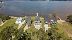 Een landgoed aan het meer met meerdere huizen, een steiger en vrij uitzicht op het water.