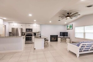 雪櫃、微波爐、焗爐、爐具