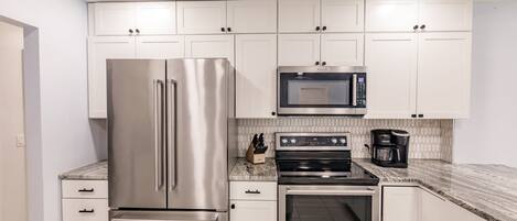 Refrigerador, microondas, horno, placa de cocina