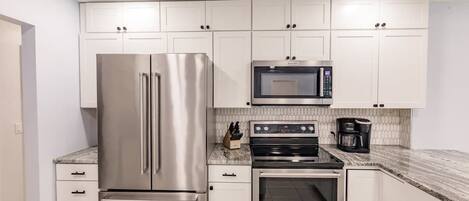 Réfrigérateur, micro-ondes, four, plaque de cuisson