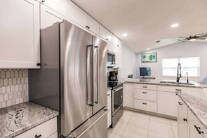 Fridge, microwave, oven, stovetop - Spacious 2BR Home for a Coastal Escape (Venice)