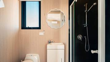 Suihku, hiustenkuivaaja, pyyhkeet