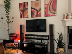 Smart TV, chimenea, videojuegos y libros 