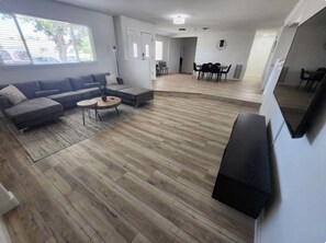 Een smart-tv en een open haard