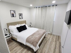 4 室のベッドルーム、セーフティボックス (室内)、デスク、アイロン / アイロン台