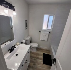 Regadera, secadora de cabello, toallas, jabón 