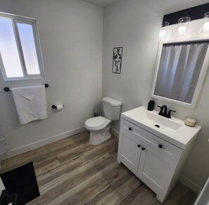 シャワー、ヘアドライヤー、タオル、石鹸