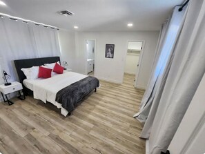 4 habitaciones, caja de seguridad en la habitación y escritorio 