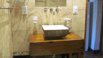 Een douche, een haardroger, een bidet, handdoeken