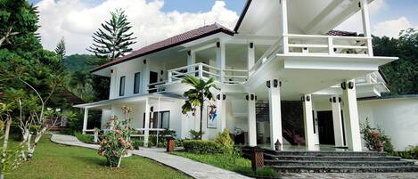 Coffres-forts dans les chambres, bureau