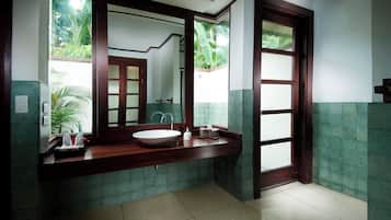 Quarto casal ou duplo superior, sacada, vista para o jardim | Banheiro | Chuveiro, secador de cabelo, chinelos, toalhas de banho