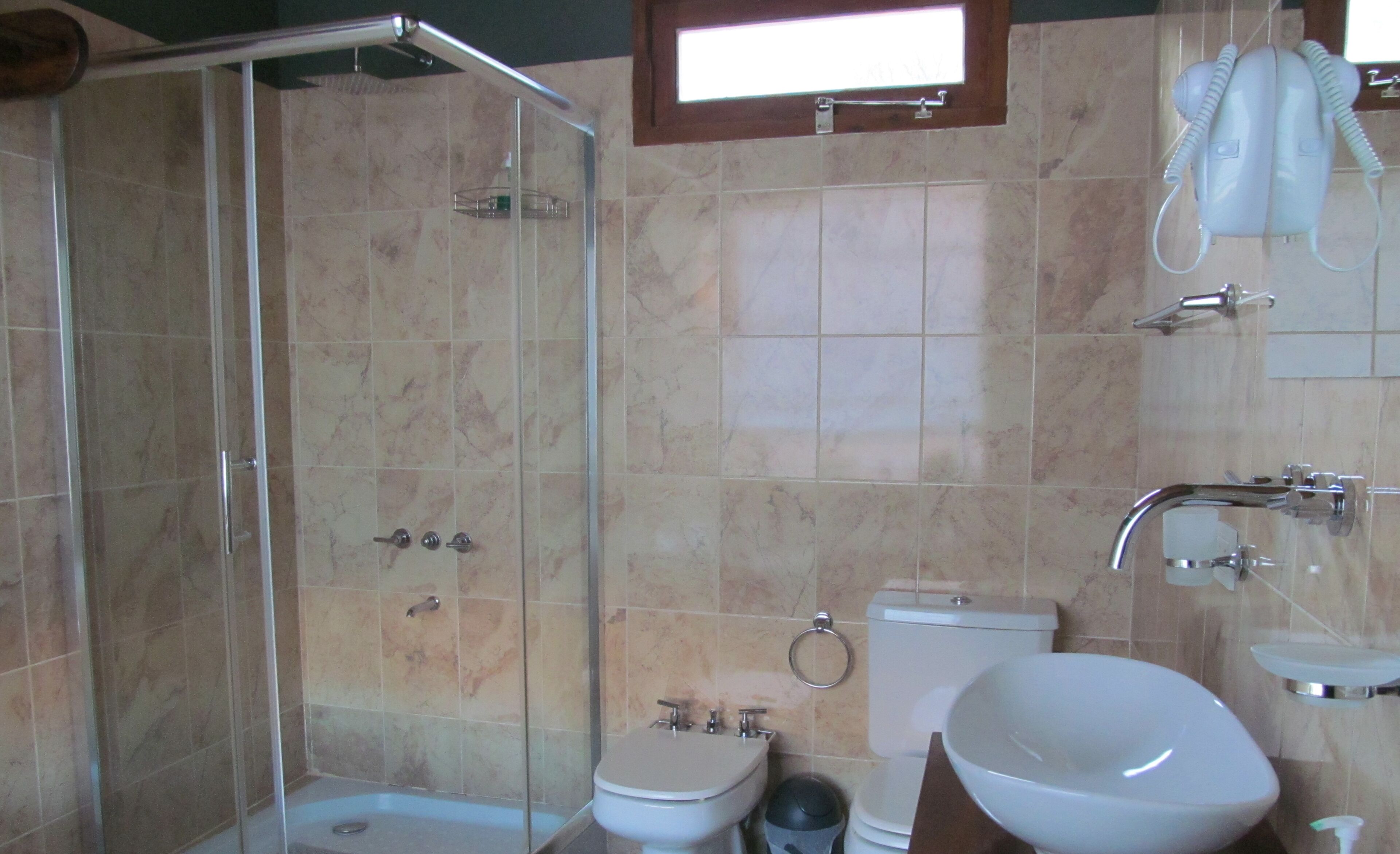 Ducha, bañera de hidromasaje, secador de pelo, bidet