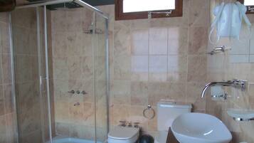 Ducha, bañera de hidromasaje, secador de pelo, bidet