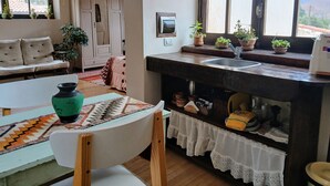 Una cucina accogliente con un piano di lavoro in legno, un lavello e piante in vaso.