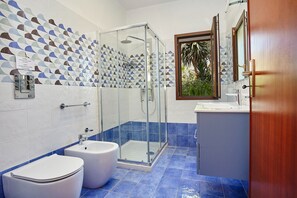 Ducha, secador de pelo, toallas