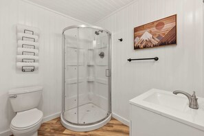 Dusj, hårføner og håndklær