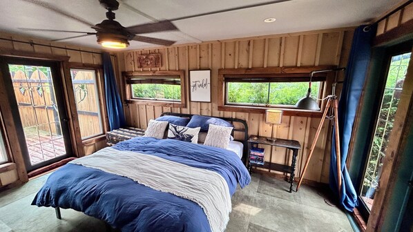 2 bedrooms, desk, free WiFi, bed sheets - Escape to the Woods in the Ottawa Valley • Pet Friendly (Griffith)