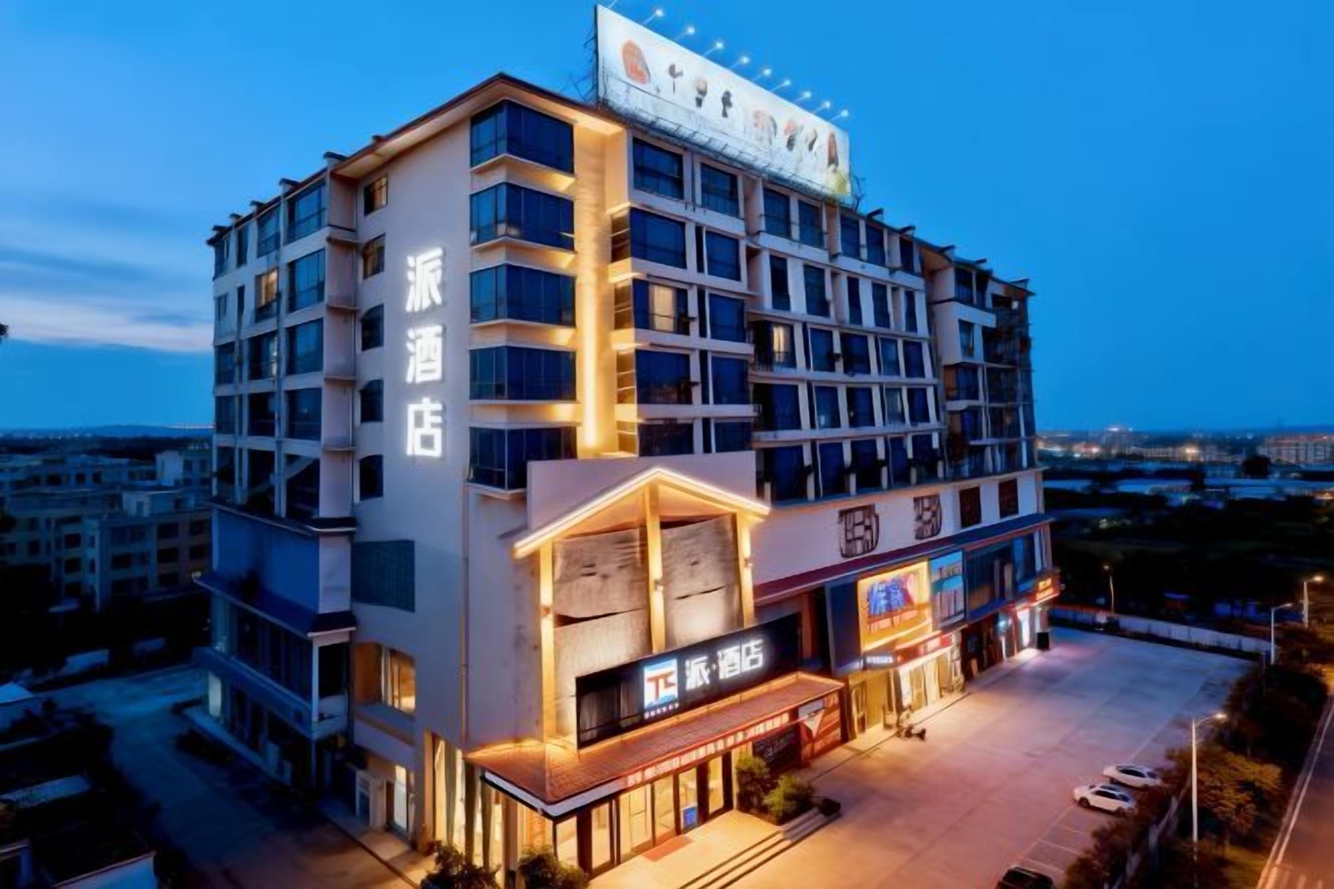 Un hotel de varios pisos con una entrada destacada y señalización que indica que es un hotel.
