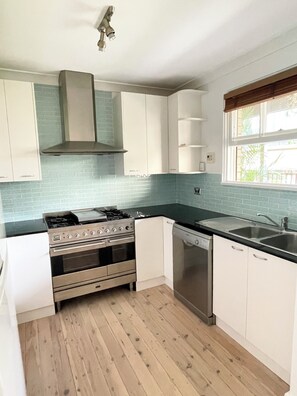 Kylskåp, mikrovågsugn, ugn och spishäll