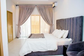 3 bedrooms, desk, free WiFi, bed sheets