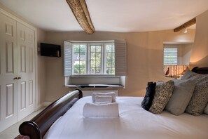 House | 4 bedrooms, iron/ironing board, WiFi (free) - The Mill House Beautiful 4BD Family Home (Stroud)