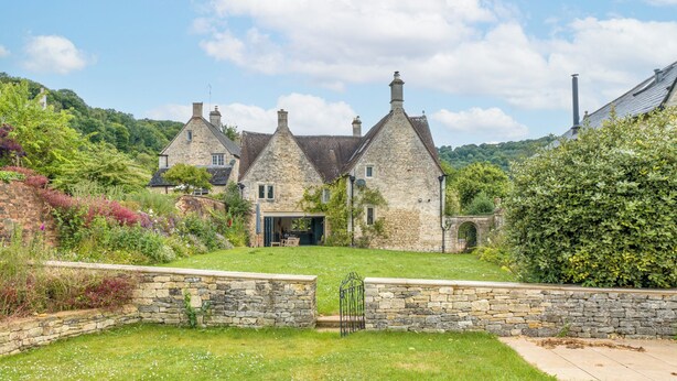 A stone house with a garden, a stone wall, and a gate. - The Mill House Beautiful 4BD Family Home (Stroud)