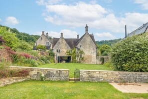 A stone house with a garden, a stone wall, and a gate. - The Mill House Beautiful 4BD Family Home (Stroud)