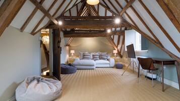 House | 4 bedrooms, iron/ironing board, free WiFi