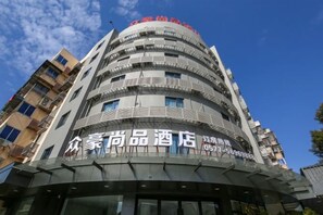 Ein mehrstöckiges Hotelgebäude mit einer auffälligen Schilderung im Erdgeschoss.
