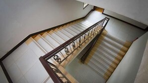 Una scala con ringhiera in metallo e pareti rivestite di piastrelle.
