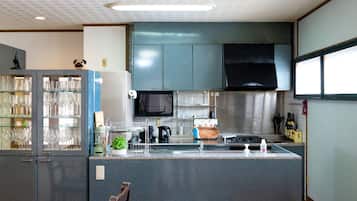 Family Apartment | Dapur peribadi | Peti sejuk/penyejuk beku saiz penuh, cerek elektrik, meja makan