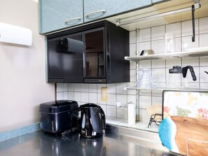 Apartament familiar | Cuina privada | Frigorífic gran, bullidora elèctrica i una taula de menjador