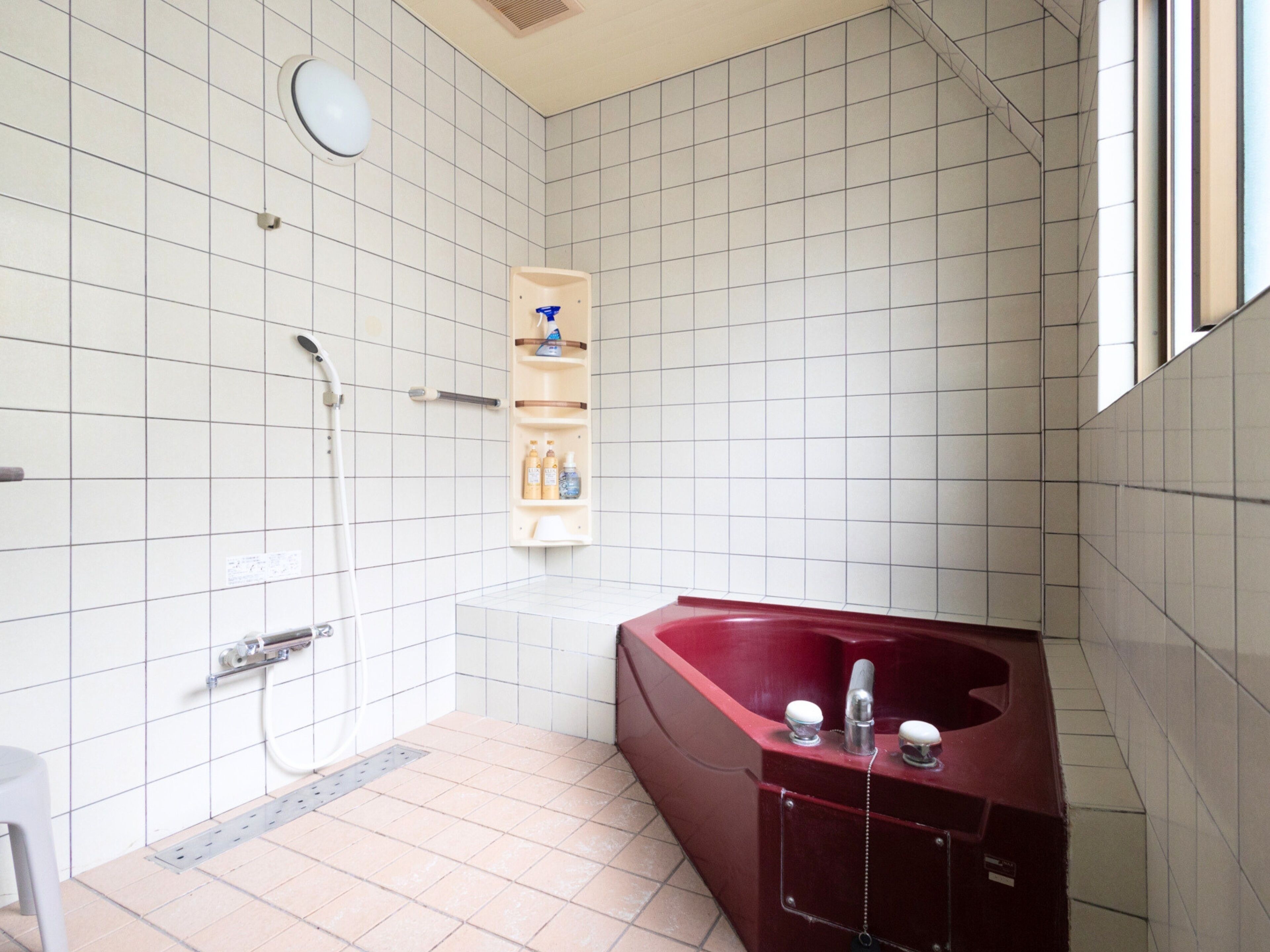 Family Apartment | Bathroom | Combined shower/bathtub, free toiletries, hair dryer, slippers