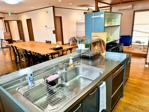 Departamento familiar | Cocina privada | Refrigerador con congelador, tetera eléctrica y comedor 